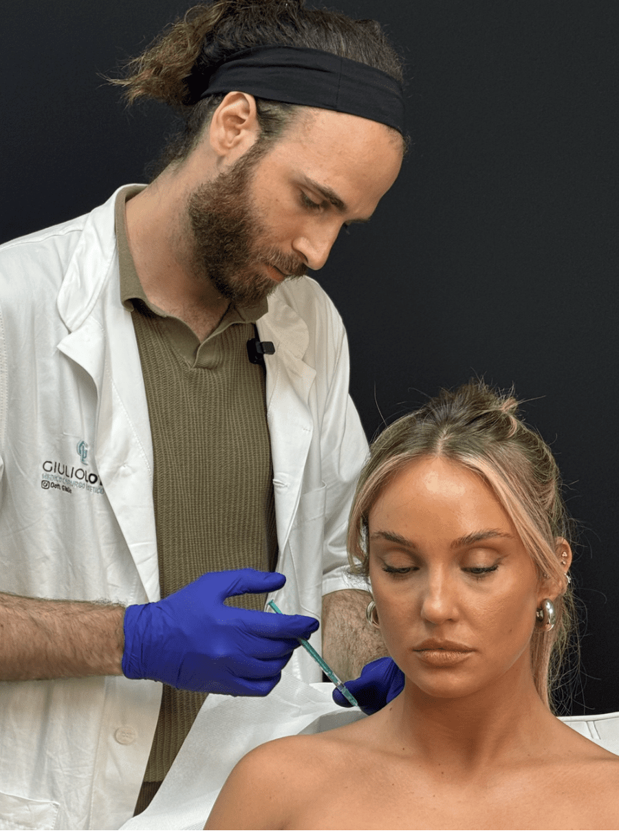Dott. Giulio Lotti durante un trattamento di medicina Estetica
